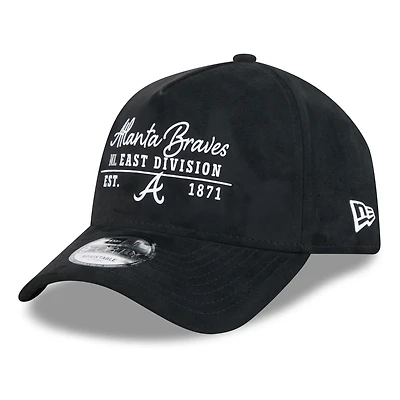 Casquette ajustable New Era Atlanta Braves noire pour homme, modèle 9FORTY A-Frame, avec inscription en écriture cursive.