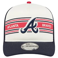 Casquette snapback New Era 9FIFTY Trucker pour homme, couleur crème/bleu marine, avec bannière des Braves d'Atlanta