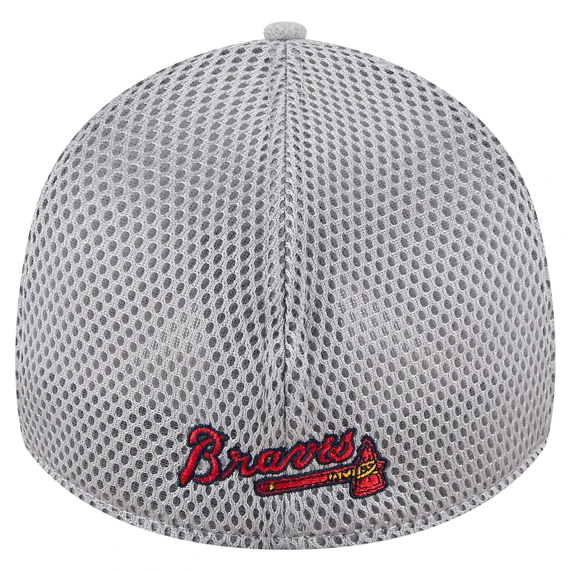 Casquette New Era 39THIRTY Flex grise pour homme avec visière et éclaboussures de peinture des Braves d'Atlanta