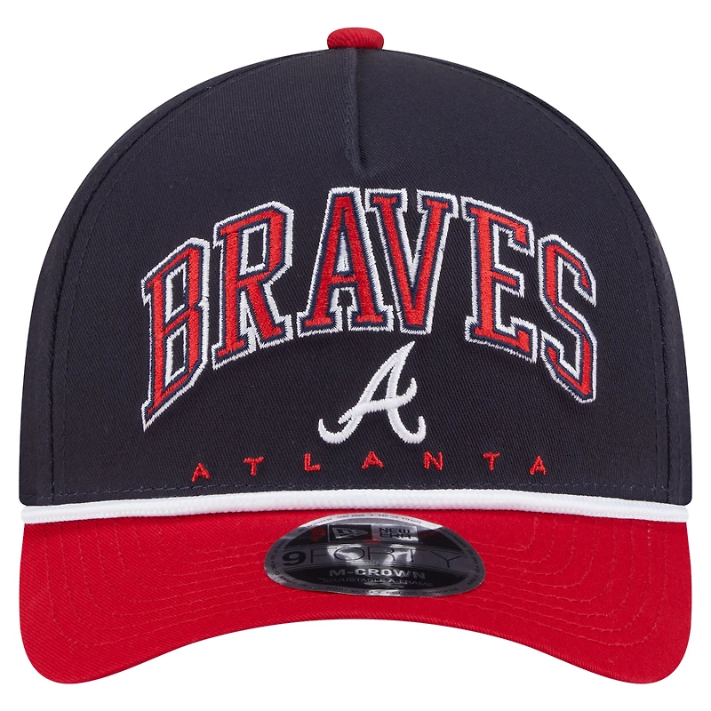 Casquette ajustable New Era Arch 9FORTY A-Frame M-Crown bleu marine/rouge pour homme des Braves d'Atlanta