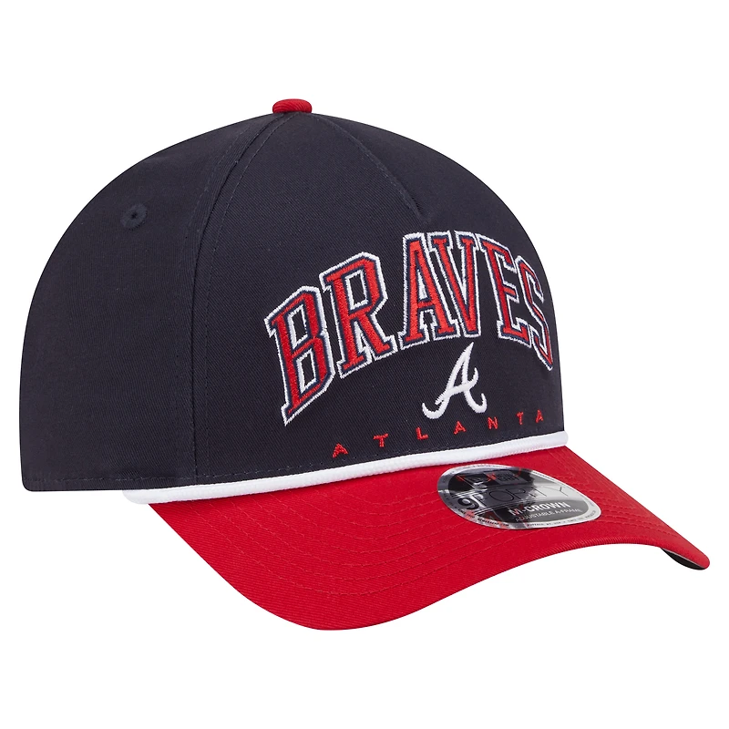 Casquette ajustable New Era Arch 9FORTY A-Frame M-Crown bleu marine/rouge pour homme des Braves d'Atlanta