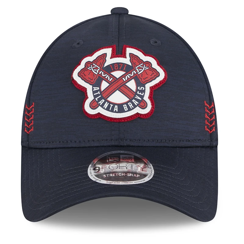 Casquette réglable bleu marine Atlanta Braves 2024 Clubhouse 9FORTY New Era pour hommes