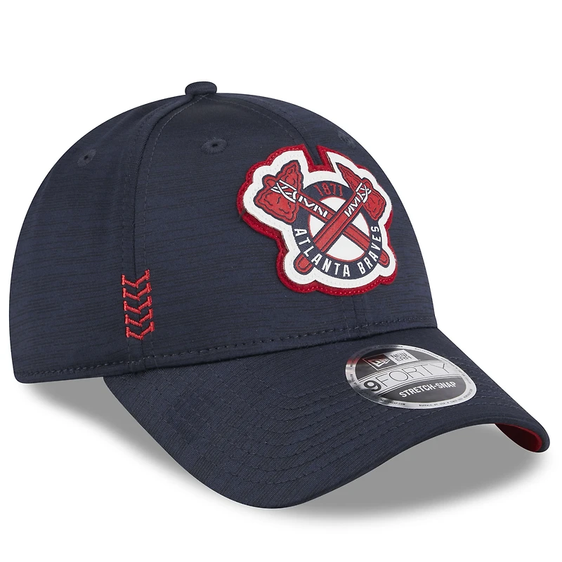 Casquette réglable bleu marine Atlanta Braves 2024 Clubhouse 9FORTY New Era pour hommes
