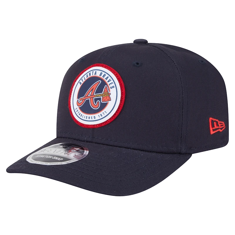Casquette extensible à bouton-pression New Era bleu marine pour homme avec écusson circulaire 9SEVENTY des Braves d'Atlanta