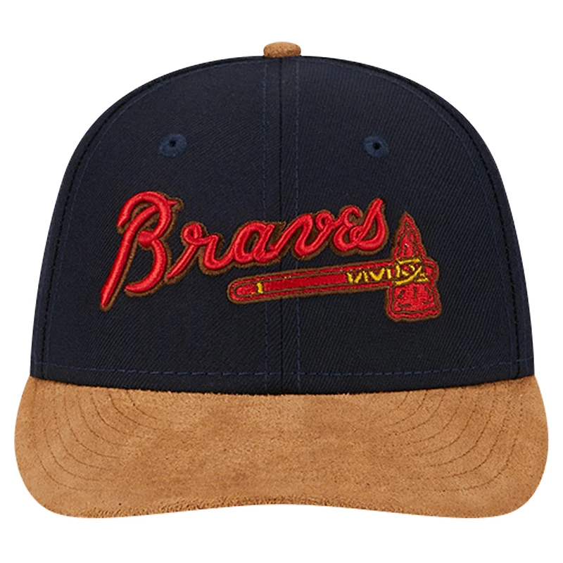 Casquette ajustée 59FIFTY à visière basse en daim de l'équipe des Atlanta Braves New Era pour hommes, bleu marine