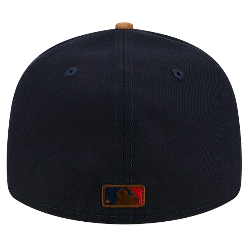 Casquette ajustée 59FIFTY à visière basse en daim de l'équipe des Atlanta Braves New Era pour hommes, bleu marine