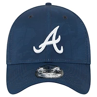 Casquette New Era 39THIRTY Flex bleu marine pour homme, motif camouflage ton sur des Braves d'Atlanta