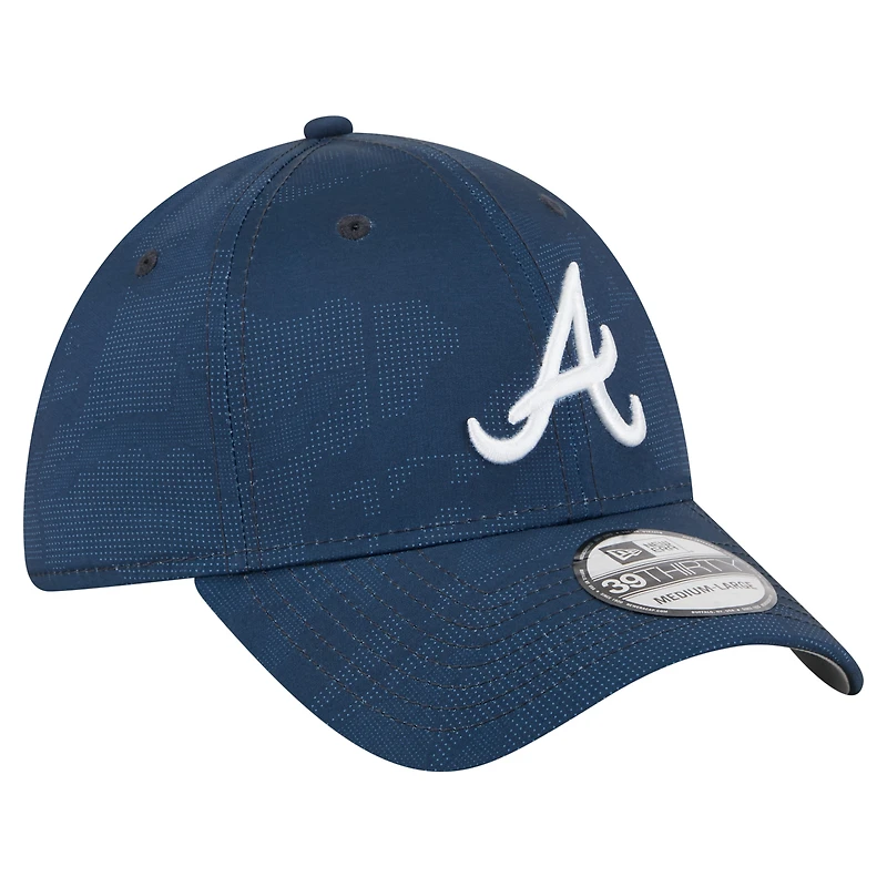Casquette New Era 39THIRTY Flex bleu marine pour homme, motif camouflage ton sur des Braves d'Atlanta