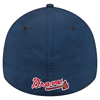 Casquette New Era 39THIRTY Flex bleu marine pour homme, motif camouflage ton sur des Braves d'Atlanta