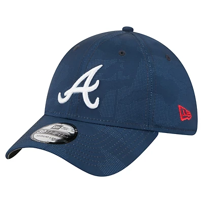 Casquette New Era 39THIRTY Flex bleu marine pour homme, motif camouflage ton sur des Braves d'Atlanta