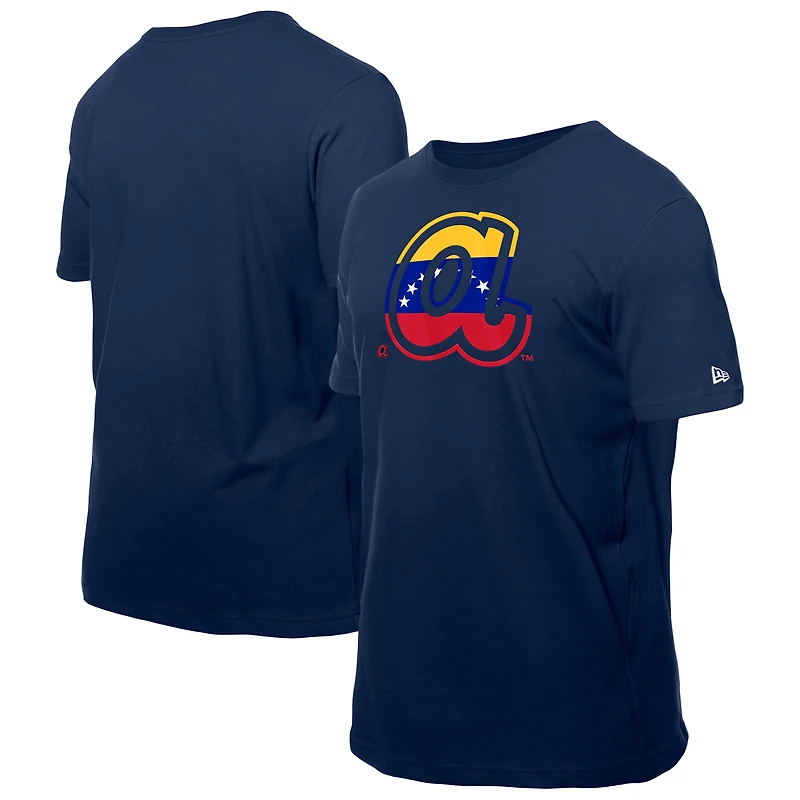T-shirt New Era bleu marine avec logo drapeau vénézuélien des Braves d'Atlanta pour homme