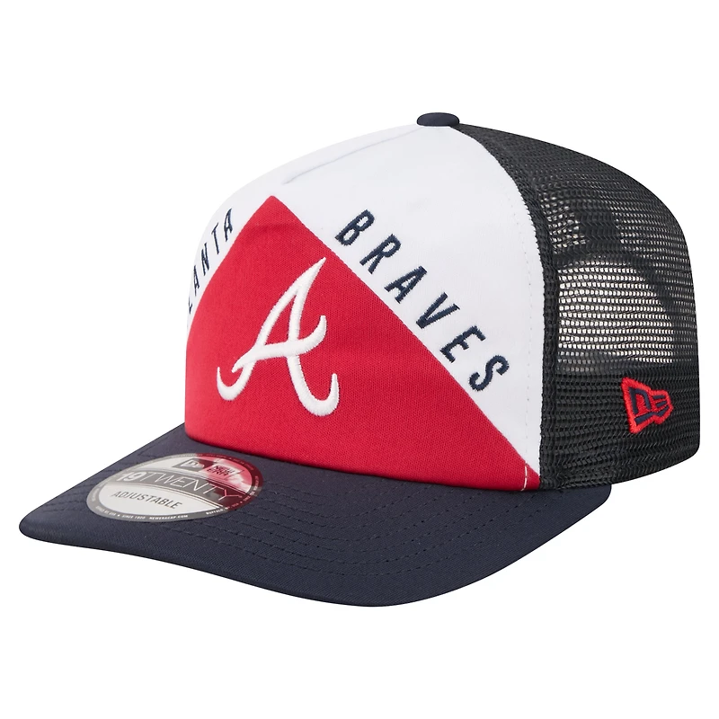 Casquette trucker ajustable New Era blanche et marine Atlanta Braves, modèle 19TWENTY, coupe rétro.