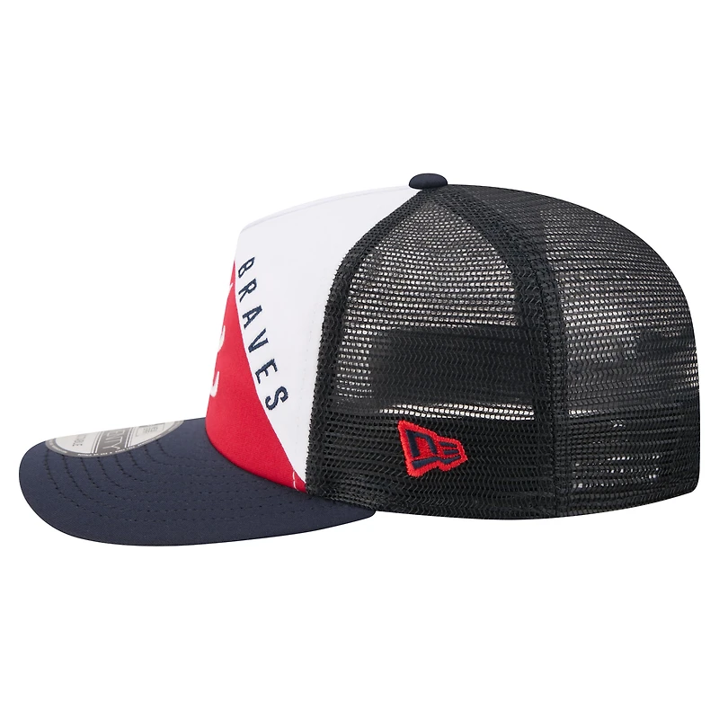 Casquette trucker ajustable New Era blanche et marine Atlanta Braves, modèle 19TWENTY, coupe rétro.