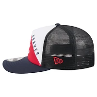 Casquette trucker ajustable New Era blanche et marine Atlanta Braves, modèle 19TWENTY, coupe rétro.