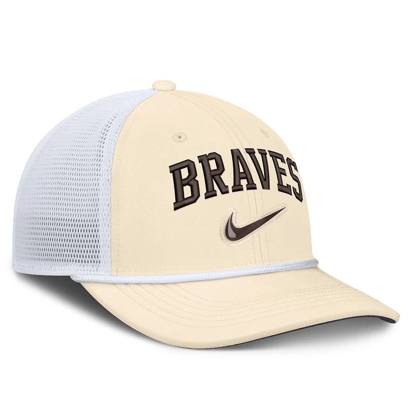 Casquette trucker ajustable Nike Atlanta Braves Rise Dri-FIT pour homme, coloris naturel/blanc.