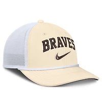 Casquette trucker ajustable Nike Atlanta Braves Rise Dri-FIT pour homme, coloris naturel/blanc.