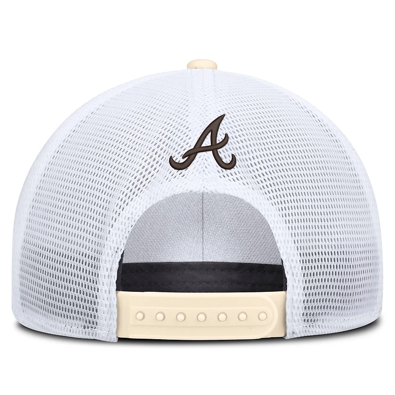 Casquette trucker ajustable Nike Atlanta Braves Rise Dri-FIT pour homme, coloris naturel/blanc.