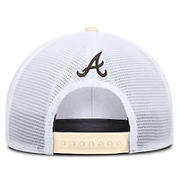 Casquette trucker ajustable Nike Atlanta Braves Rise Dri-FIT pour homme, coloris naturel/blanc.