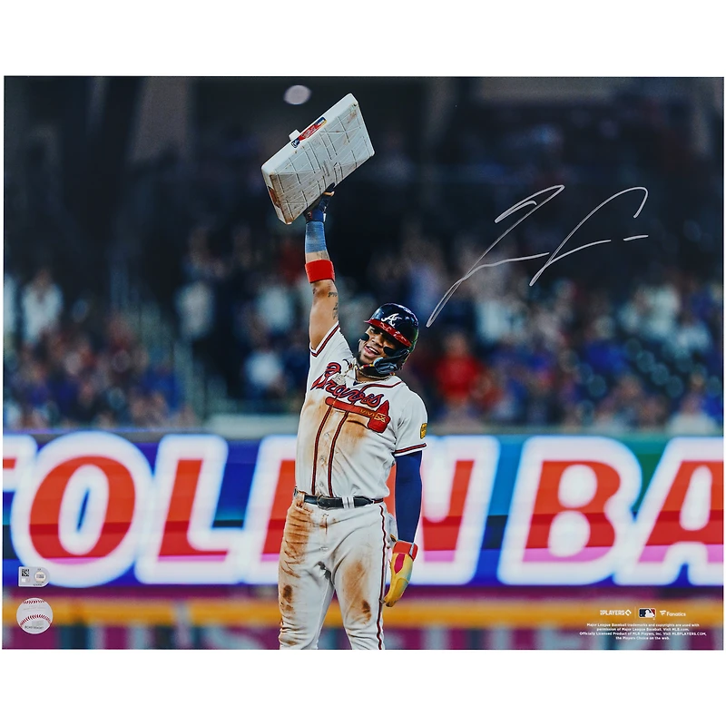 Photographie autographiée de 16" x 20" de Ronald Acuña Jr. Atlanta Braves tenant une base