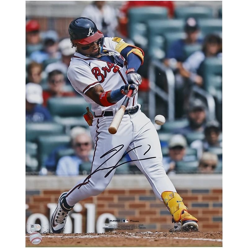 Photo de Ronald Acuña Jr. (Atlanta Braves) autographiée, format 40,6 x 50,8 cm (16 x 20 pouces), en pleine action.