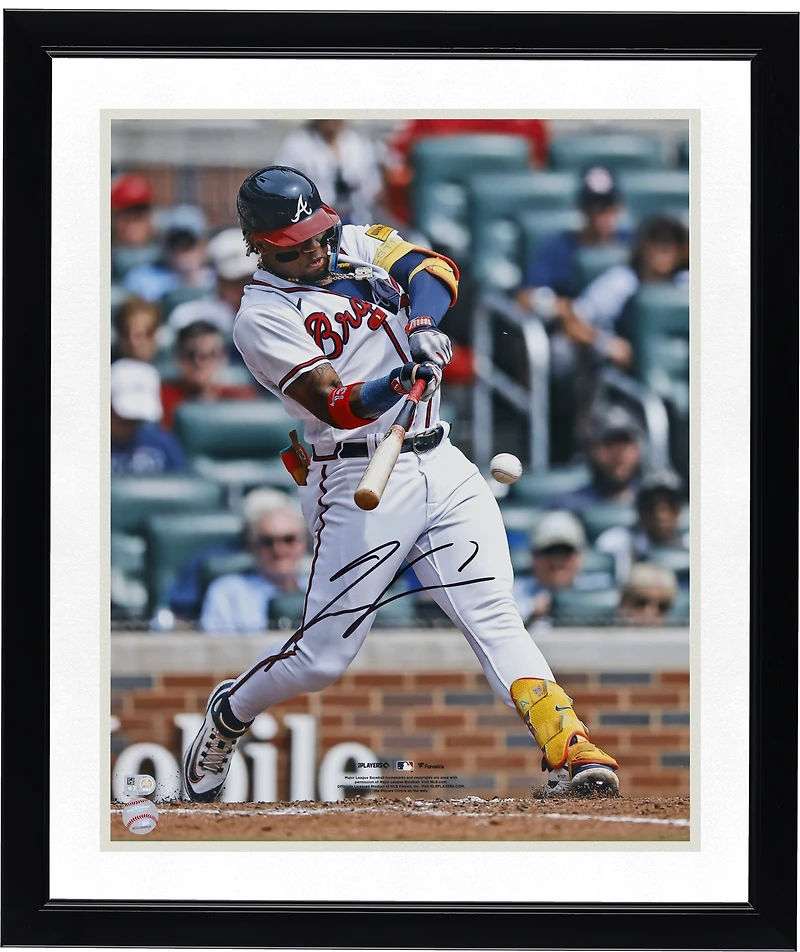 Photo de Ronald Acuña Jr. (Atlanta Braves) autographiée, format 40,6 x 50,8 cm (16 x 20 pouces), en pleine action.