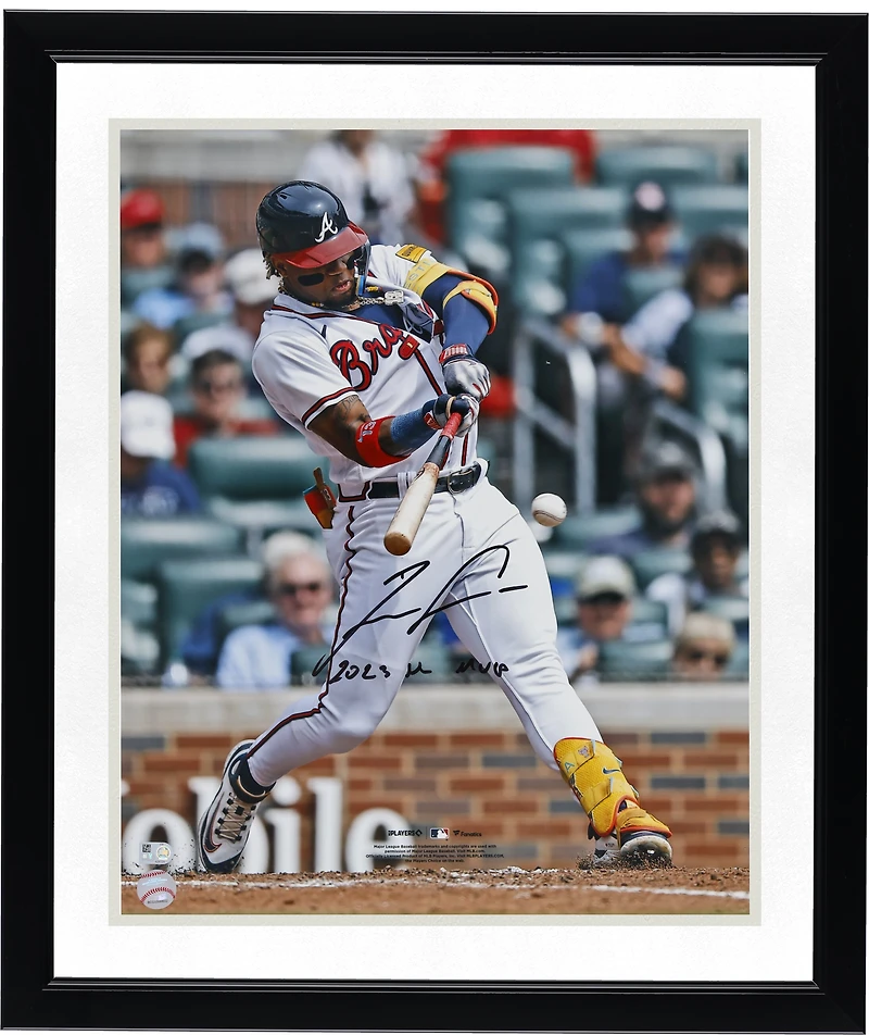 Photo blanche autographiée de Ronald Acuña Jr. (Atlanta Braves) au bâton, 40,6 x 50,8 cm, avec inscription « MVP de la Ligue nationale 2023 ».