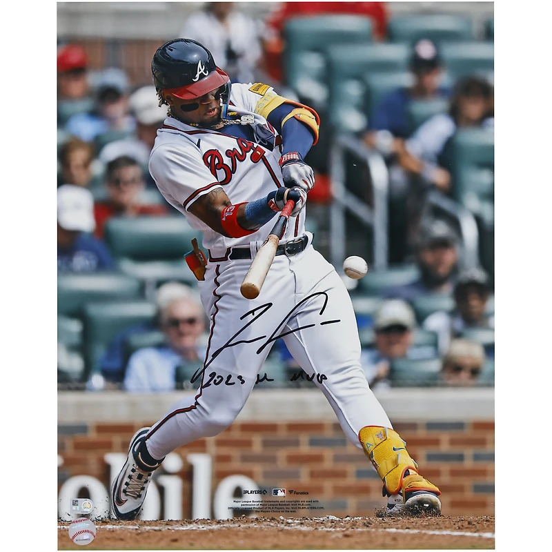 Photographie autographiée de Ronald Acuña Jr. des Braves d'Atlanta en train de frapper avec l'inscription « 2023 NL MVP »
