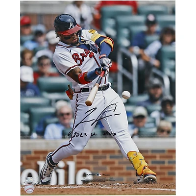 Photographie autographiée de Ronald Acuña Jr. des Braves d'Atlanta en train de frapper avec l'inscription « 2023 NL MVP »
