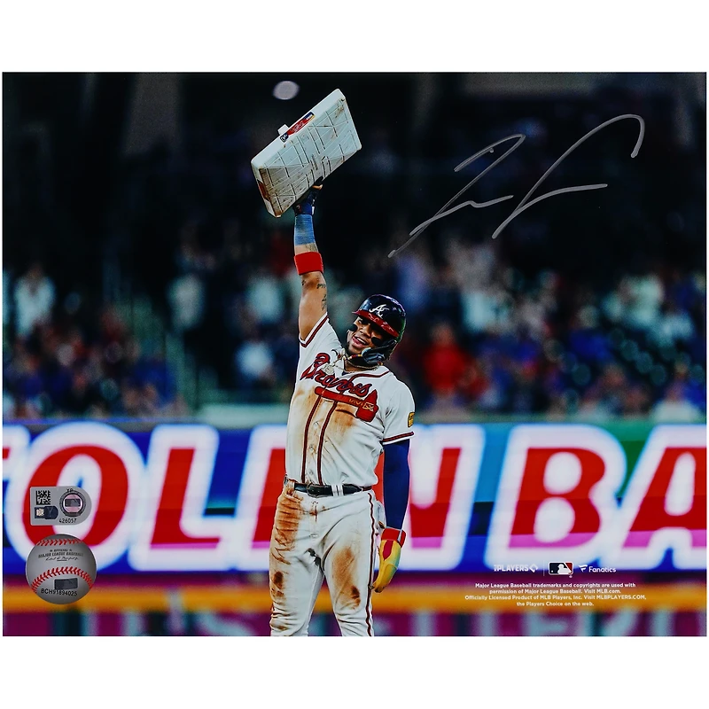 Photographie autographiée de 20,3 x 25,4 cm de Ronald Acuña Jr. des Braves d'Atlanta tenant une base