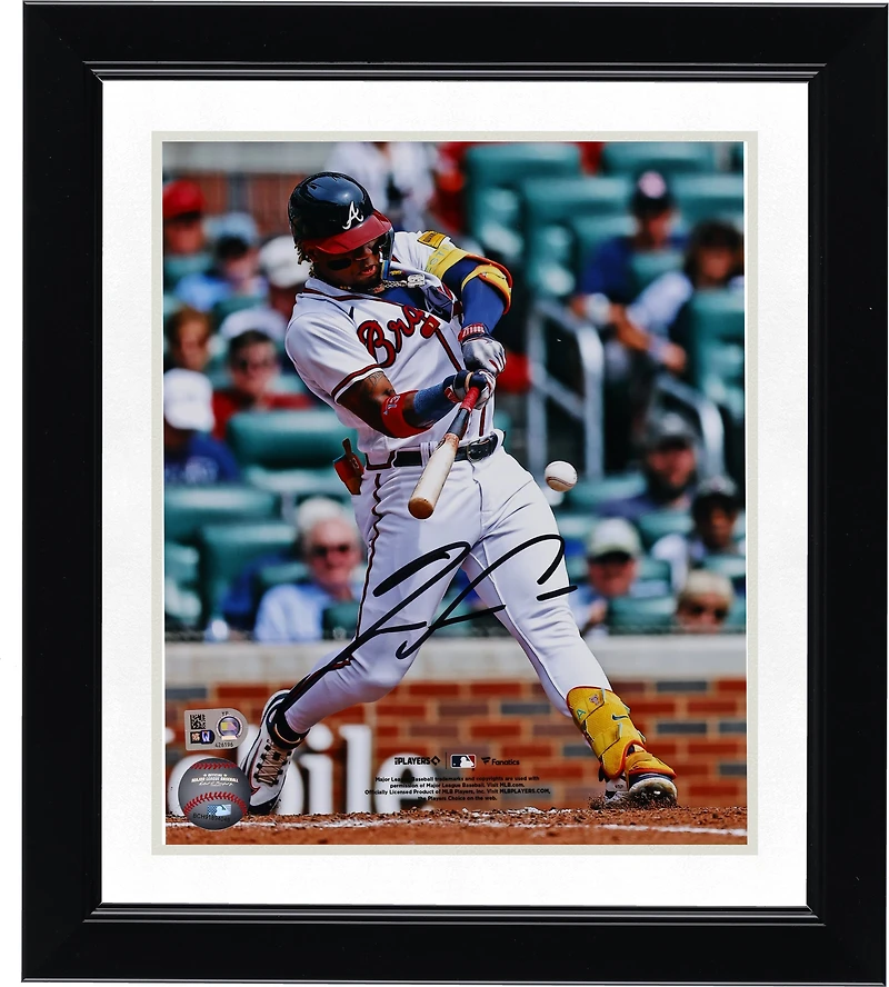 Photographie autographiée de Ronald Acuña Jr. des Braves d'Atlanta en train de frapper en blanc, 8" x 10"