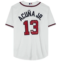 Maillot réplique blanc Nike autographié par Ronald Acuña Jr. des Braves d'Atlanta avec inscription « MVP de la Ligue nationale 2023 ».