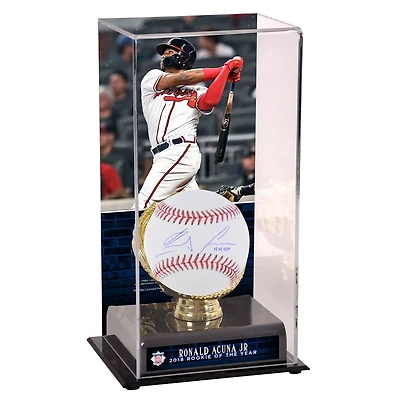 Ronald Acuna Jr. Atlanta Braves a dédicacé le baseball avec l'inscription "18 NL ROY" et une vitrine de gants en or de la recrue de l'année 2018 de la NL avec image