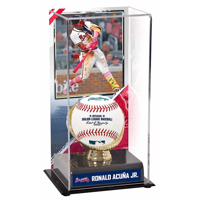 Vitrine de présentation des gants dorés des Braves d'Atlanta de Ronald Acuna Jr. avec image