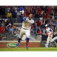 Photographie non signée de Ronald Acuna Jr., joueur des Braves d'Atlanta, célébrant son coup circuit