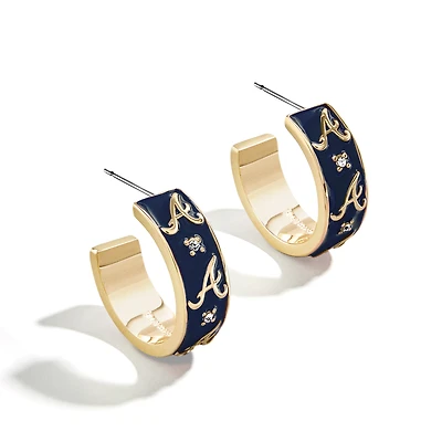 Boucles d'oreilles créoles en émail WEAR By Erin Andrews x BaubleBar des Braves d'Atlanta