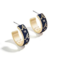 Boucles d'oreilles créoles en émail WEAR By Erin Andrews x BaubleBar des Braves d'Atlanta