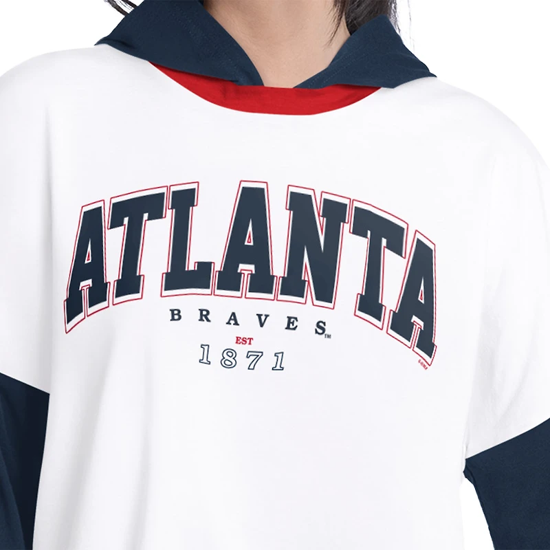 T-shirt à manches longues et capuche oversize G-III 4Her pour femmes, par Carl Banks, blanc/marine, Atlanta Braves Key Player