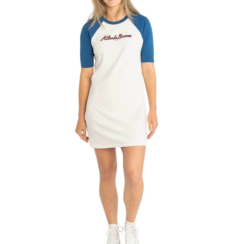 Robe t-shirt en trois mélanges à manches mi-longues pour femmes, blanc Lusso Atlanta Braves Nettie Raglan