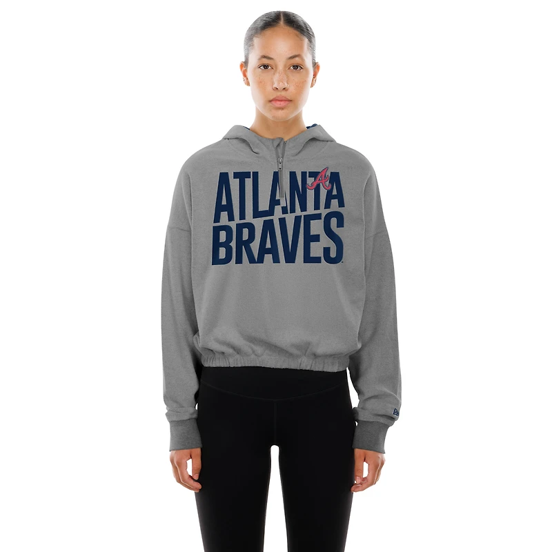 Sweat à capuche court bandes et fermeture éclair quart de tour New Era gris chiné Atlanta Braves Reversed Out French Terry pour femme