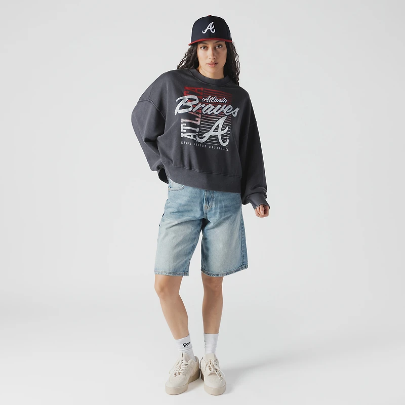 Sweat-shirt court à manches dolmen bleu marine Atlanta Braves pour femme New Era Boxy Mineral Wash