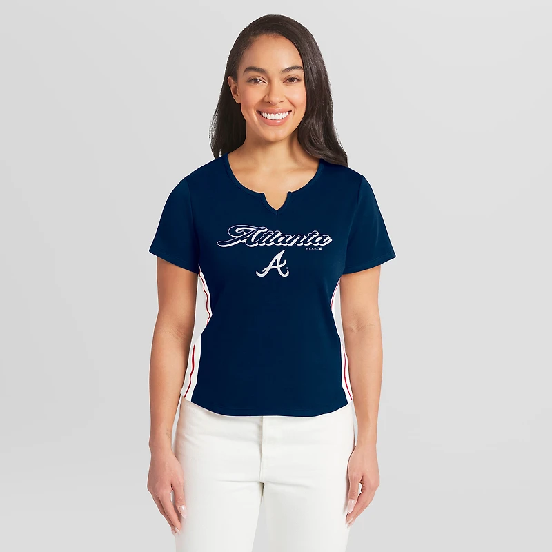 T-shirt court à col cranté bleu marine Atlanta Braves de la marque WEAR by Erin Andrews pour femmes