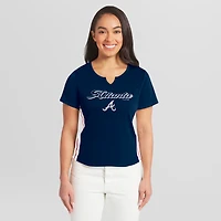 T-shirt court à col cranté bleu marine Atlanta Braves de la marque WEAR by Erin Andrews pour femmes