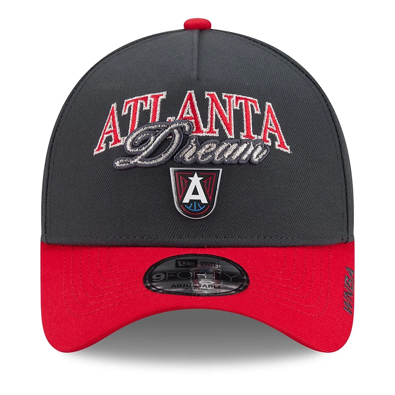 Casquette unisexe New Era noire et rouge Atlanta Dream WNBA Tip-Off 2026 avec badge en métal et monture en A, modèle 9FORTY ajustable