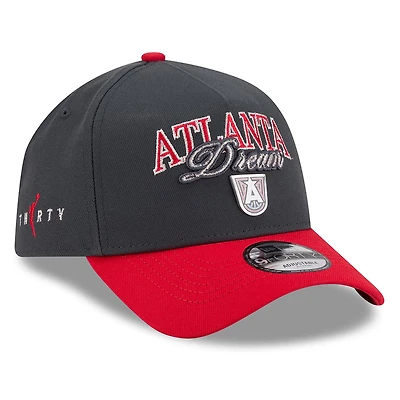 Casquette unisexe New Era noire et rouge Atlanta Dream WNBA Tip-Off 2026 avec badge en métal et monture en A, modèle 9FORTY ajustable