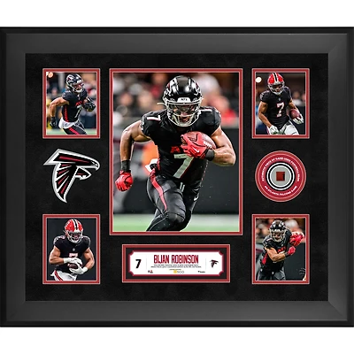 Collage encadré de 5 photos de Bijan Robinson (Atlanta Falcons) avec un morceau de ballon de football utilisé lors d'un match - Édition limitée à 500 exemplaires