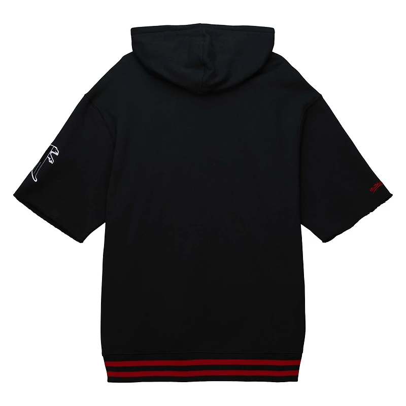 Sweat à capuche noir manches courtes d'avant-match des Falcons d'Atlanta Mitchell & Ness pour hommes