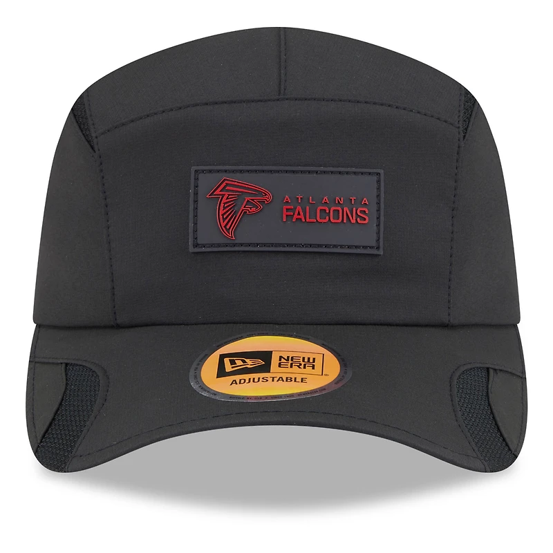 Casquette ajustable noire Atlanta Falcons 2025 Sideline Runner pour homme New Era