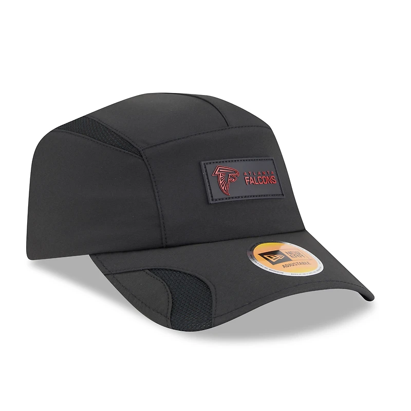 Casquette ajustable noire Atlanta Falcons 2025 Sideline Runner pour homme New Era