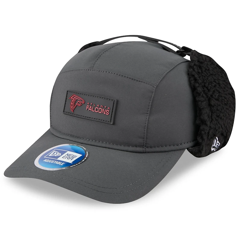 Casquette ajustable à oreilles de chien New Era Anthracite Atlanta Falcons 2025 Sideline Runner pour homme