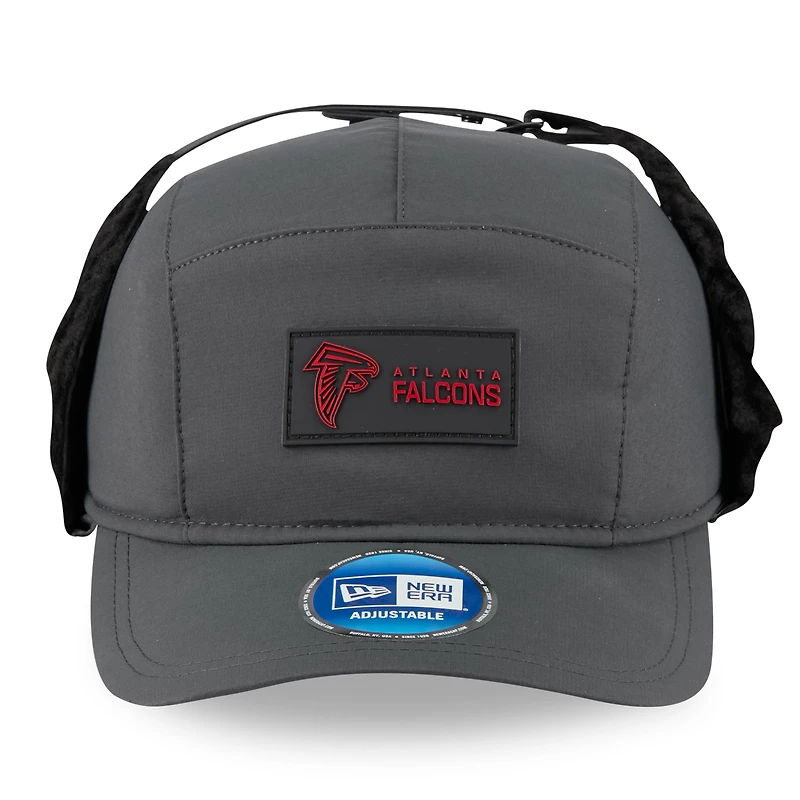Casquette ajustable à oreilles de chien New Era Anthracite Atlanta Falcons 2025 Sideline Runner pour homme